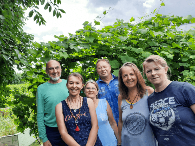 Team im Garten.jpg